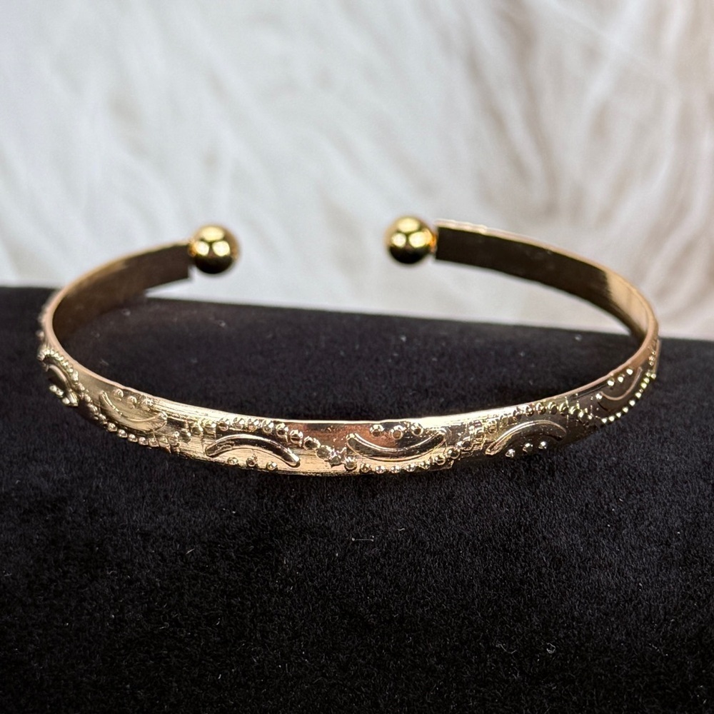 Beautiful Goldtone stackable cuff Bangle Bracelet - Picture 15 of 15